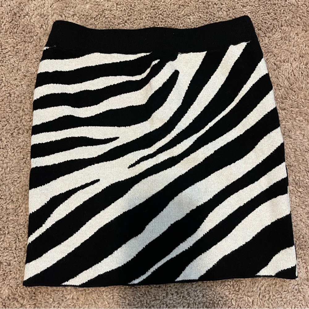 Forever 21 Black and White Mini Skirt